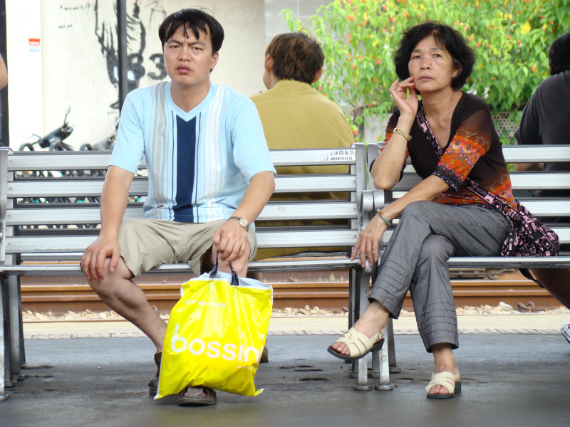 月台旅客特寫2007台中火車站台灣鐵路旅遊攝影