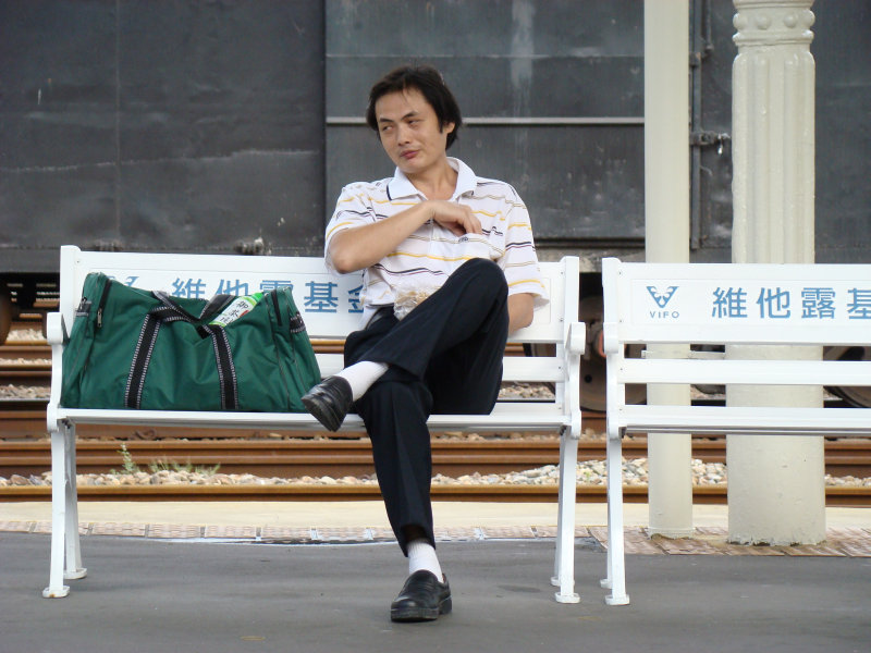月台旅客特寫2007台中火車站台灣鐵路旅遊攝影