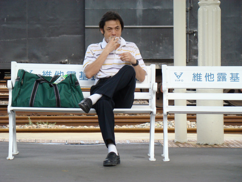 月台旅客特寫2007台中火車站台灣鐵路旅遊攝影