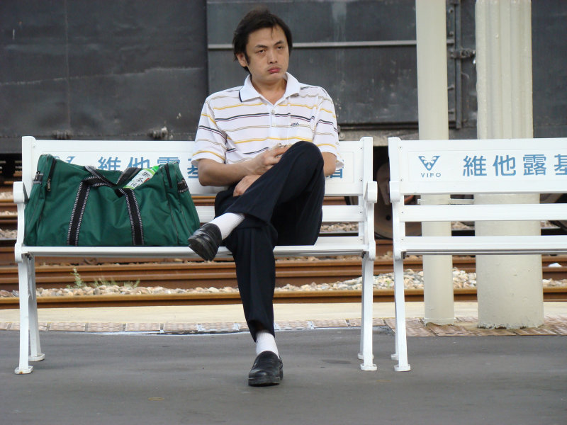 月台旅客特寫2007台中火車站台灣鐵路旅遊攝影