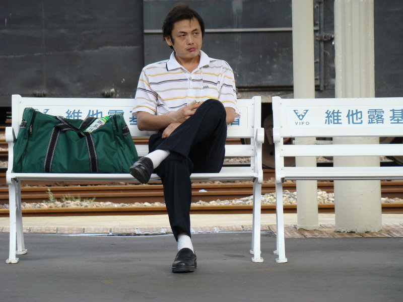月台旅客特寫2007台中火車站台灣鐵路旅遊攝影