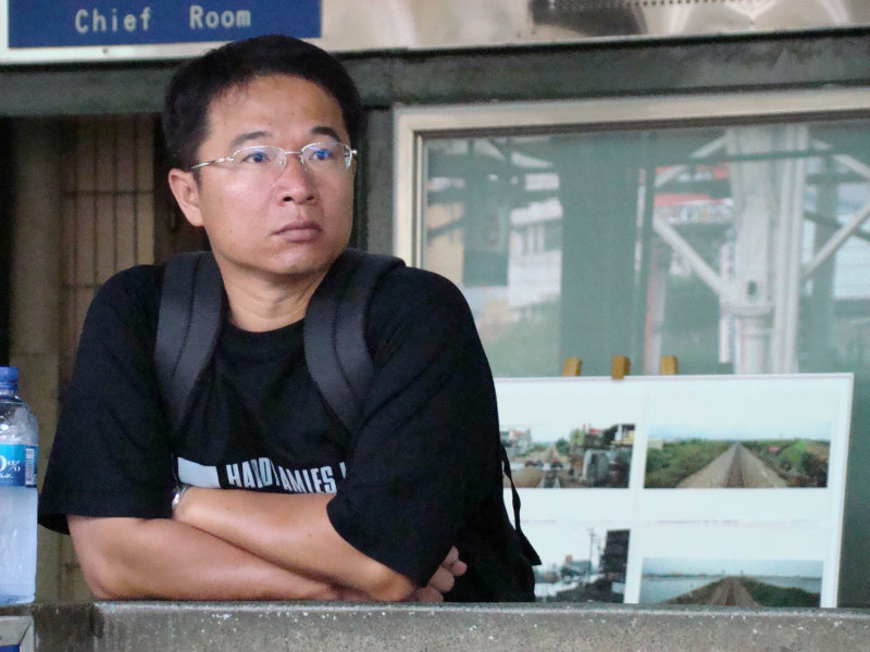 月台旅客特寫2007台中火車站台灣鐵路旅遊攝影