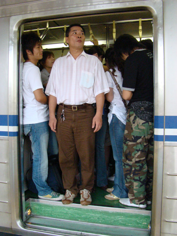 月台旅客特寫2007台中火車站台灣鐵路旅遊攝影