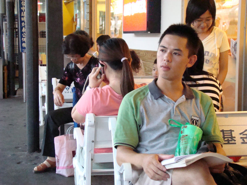 月台旅客特寫2007台中火車站台灣鐵路旅遊攝影