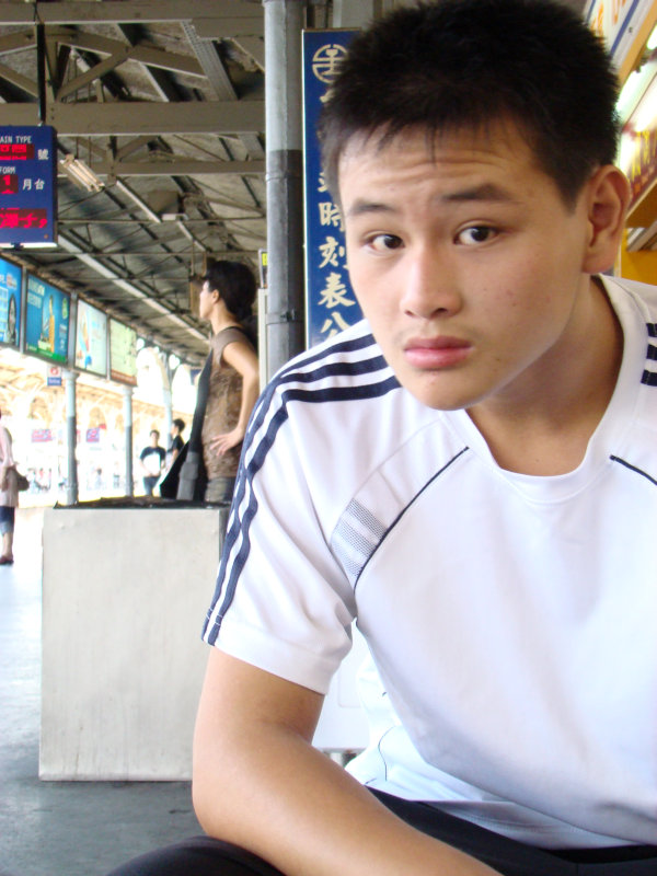 月台旅客特寫2007台中火車站台灣鐵路旅遊攝影