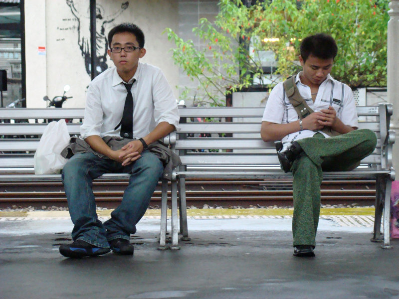 月台旅客特寫2007台中火車站台灣鐵路旅遊攝影