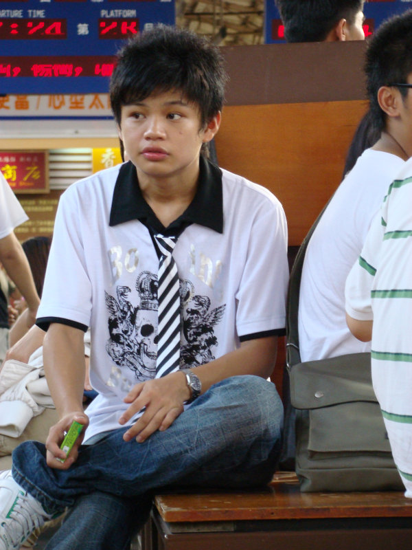 月台旅客特寫2007台中火車站台灣鐵路旅遊攝影