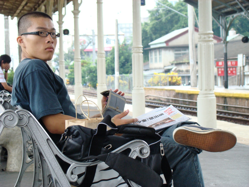 月台旅客特寫2007台中火車站台灣鐵路旅遊攝影