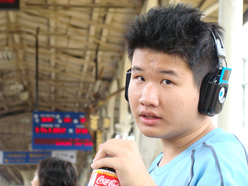 月台旅客特寫2007台中火車站台灣鐵路旅遊攝影