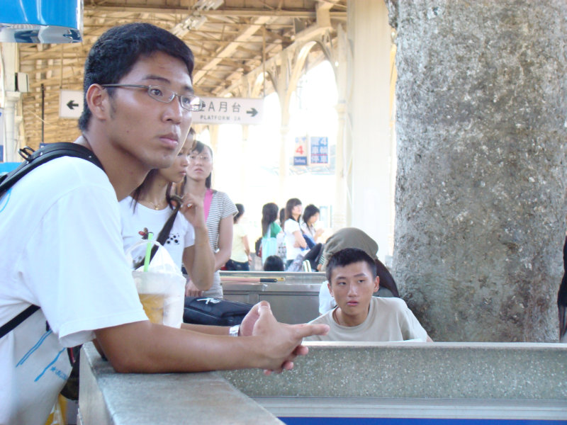 月台旅客特寫2007台中火車站台灣鐵路旅遊攝影