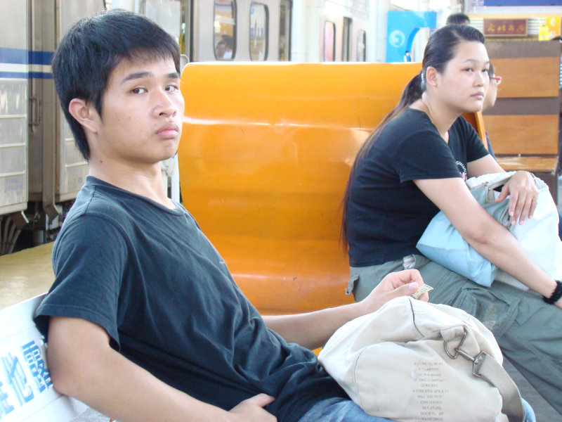 月台旅客特寫2007台中火車站台灣鐵路旅遊攝影