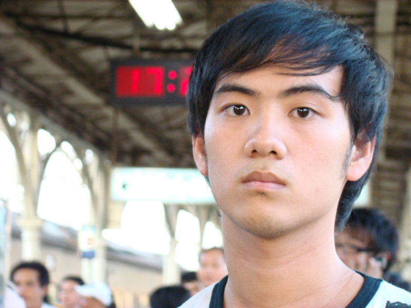 月台旅客特寫2007台中火車站台灣鐵路旅遊攝影