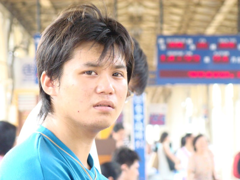 月台旅客特寫2007台中火車站台灣鐵路旅遊攝影