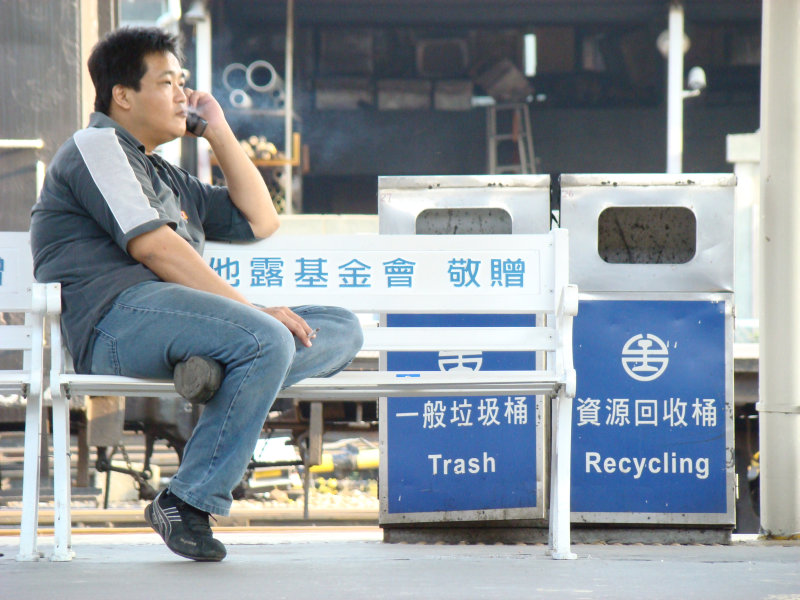 月台旅客特寫2007台中火車站台灣鐵路旅遊攝影