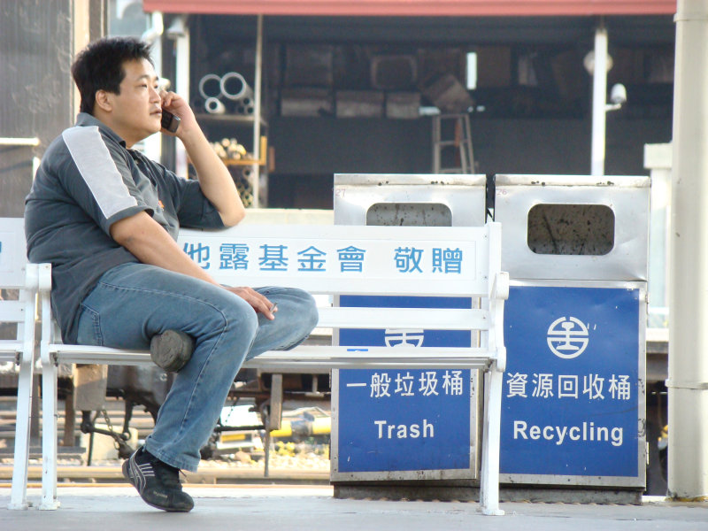 月台旅客特寫2007台中火車站台灣鐵路旅遊攝影