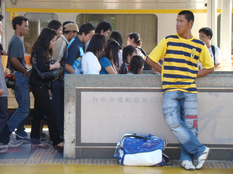 月台旅客特寫2007台中火車站台灣鐵路旅遊攝影