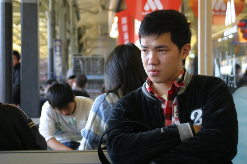 月台旅客特寫2007台中火車站台灣鐵路旅遊攝影
