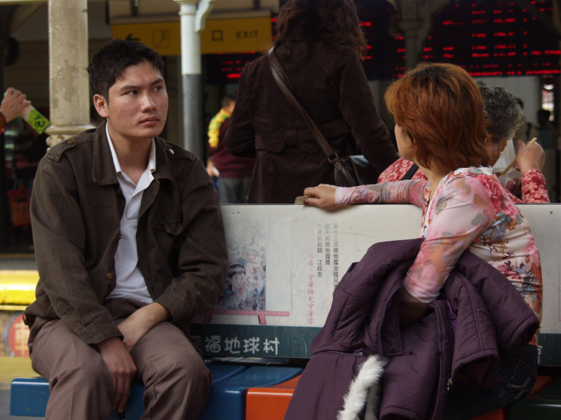 月台旅客特寫2007台中火車站台灣鐵路旅遊攝影