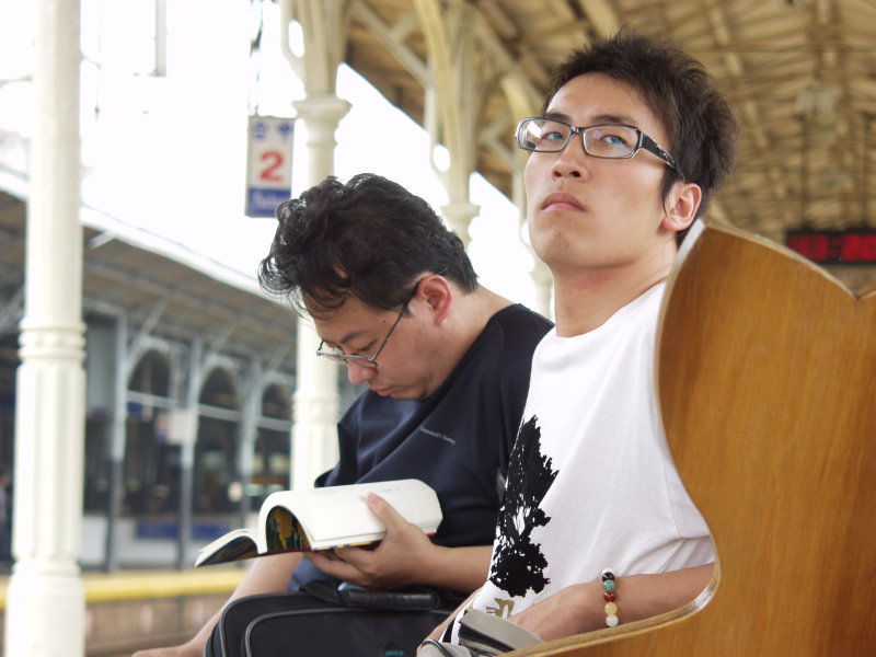 月台旅客特寫2007台中火車站台灣鐵路旅遊攝影