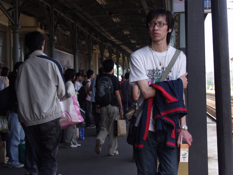 月台旅客特寫2007台中火車站台灣鐵路旅遊攝影