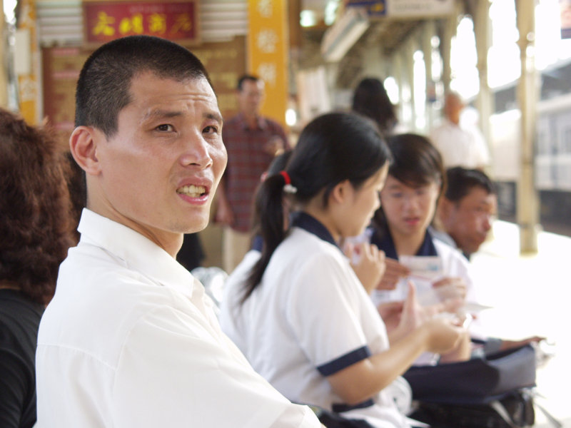 月台旅客特寫2007台中火車站台灣鐵路旅遊攝影