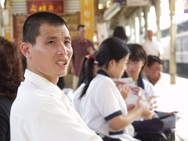 月台旅客特寫2007台中火車站台灣鐵路旅遊攝影