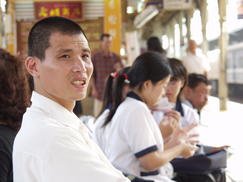 月台旅客特寫2007台中火車站台灣鐵路旅遊攝影