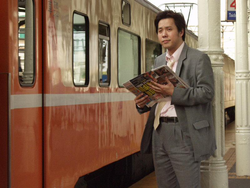 月台旅客特寫2007台中火車站台灣鐵路旅遊攝影