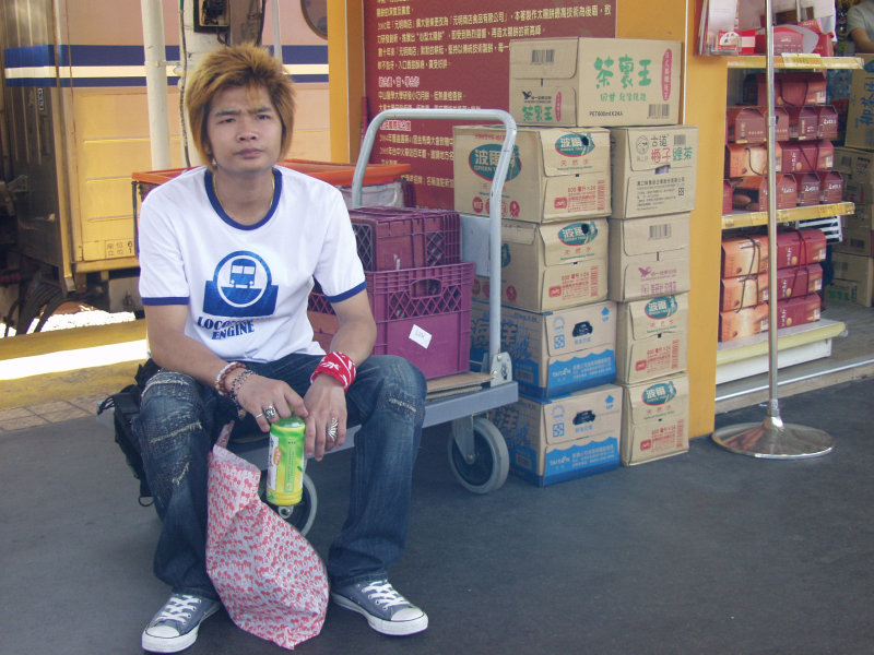 月台旅客特寫2007台中火車站台灣鐵路旅遊攝影
