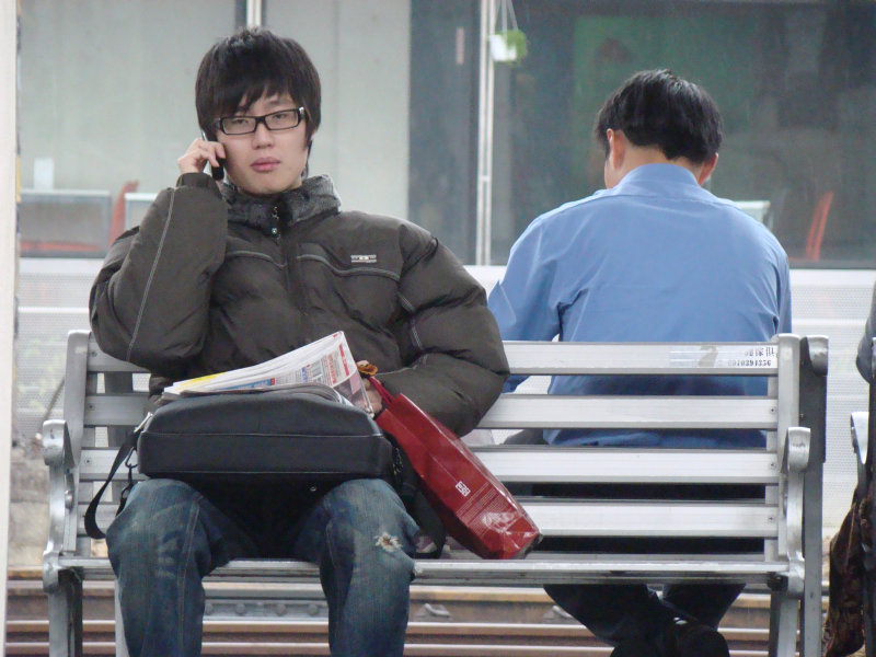 月台旅客特寫2008台中火車站台灣鐵路旅遊攝影