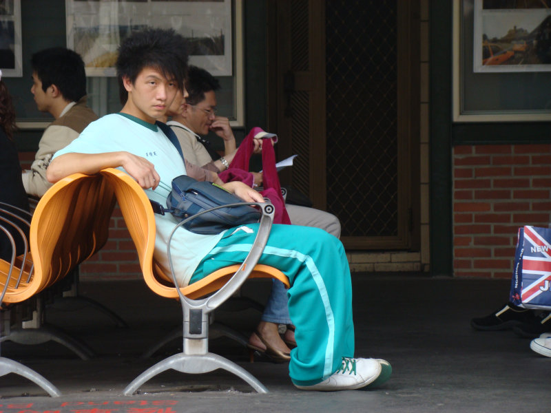 月台旅客特寫2008台中火車站台灣鐵路旅遊攝影