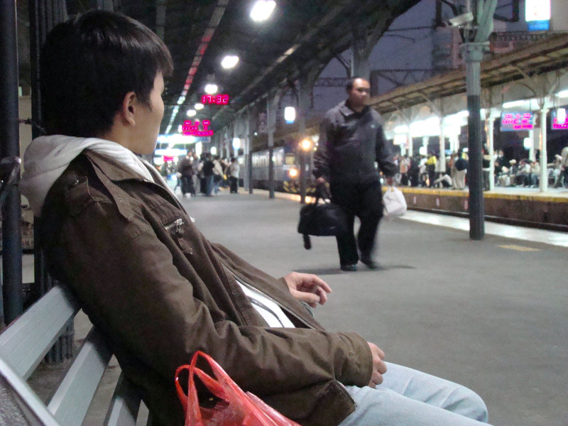 月台旅客特寫2008台中火車站台灣鐵路旅遊攝影