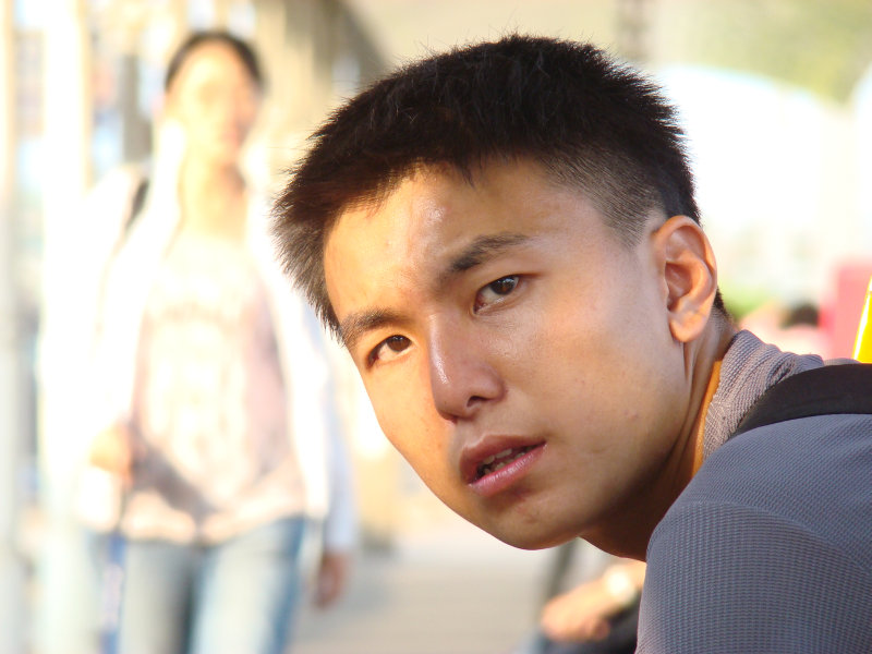 月台旅客特寫2009台中火車站台灣鐵路旅遊攝影