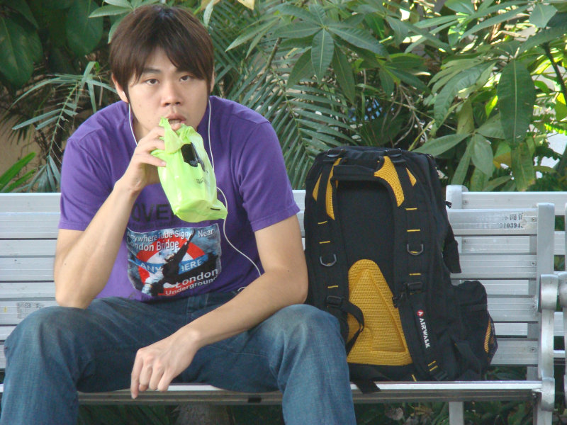 月台旅客特寫2009台中火車站台灣鐵路旅遊攝影