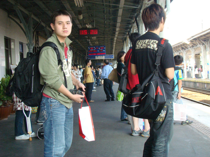 月台旅客特寫2009台中火車站台灣鐵路旅遊攝影