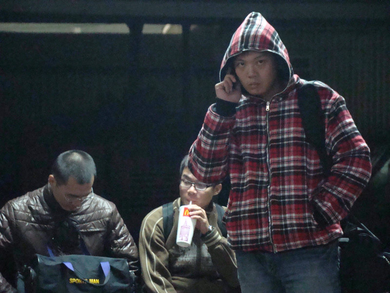 月台旅客特寫2009台中火車站台灣鐵路旅遊攝影