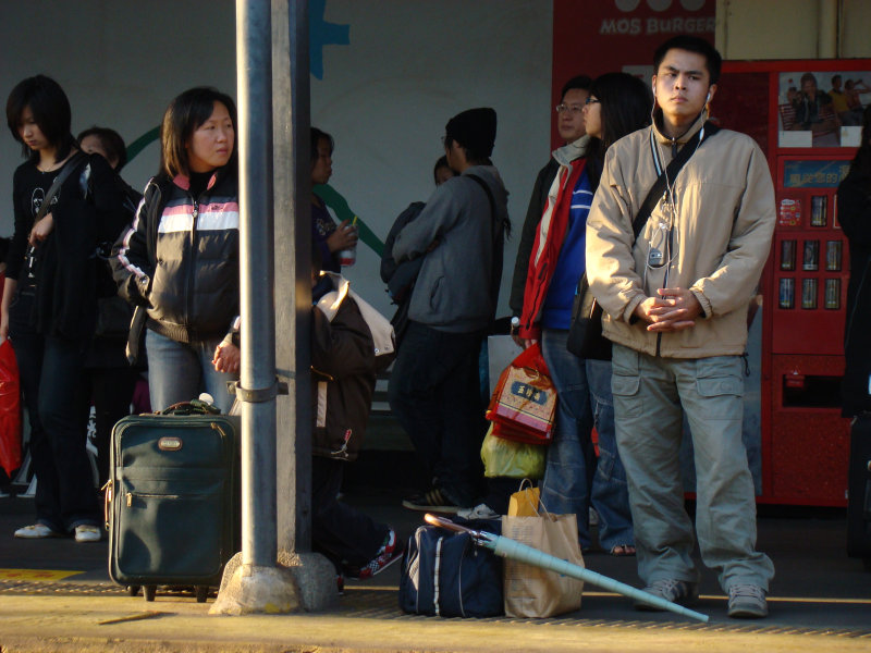 月台旅客特寫2009台中火車站台灣鐵路旅遊攝影