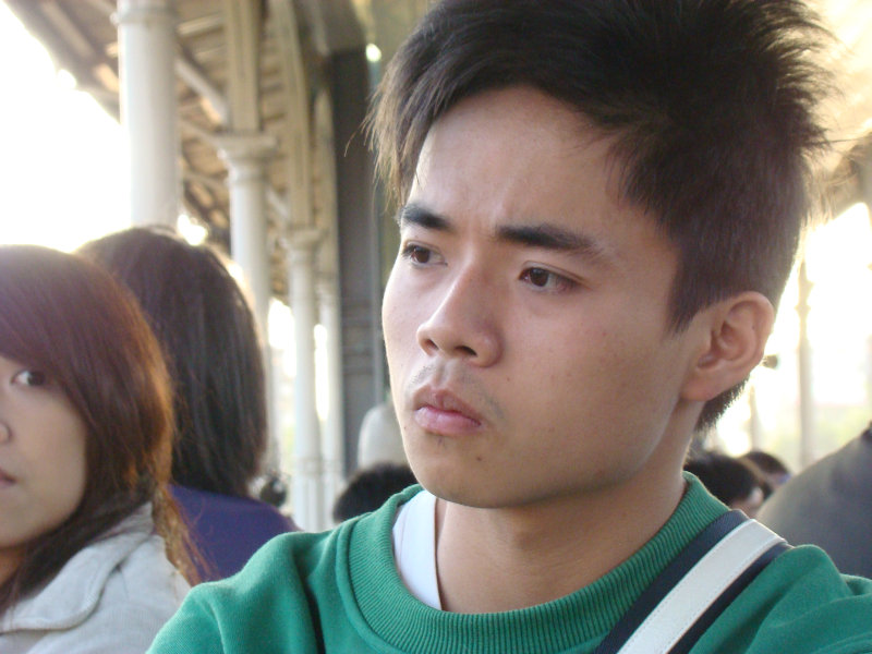 月台旅客特寫2009台中火車站台灣鐵路旅遊攝影