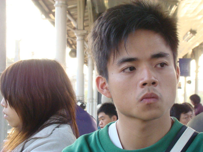 月台旅客特寫2009台中火車站台灣鐵路旅遊攝影