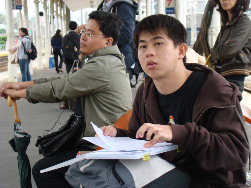 月台旅客特寫2009台中火車站台灣鐵路旅遊攝影