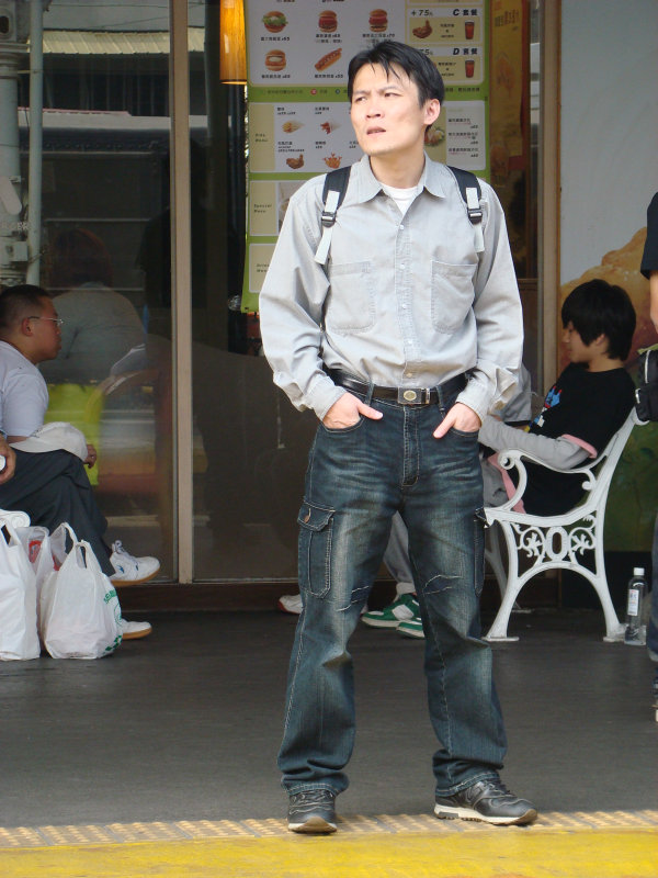 月台旅客特寫2009台中火車站台灣鐵路旅遊攝影