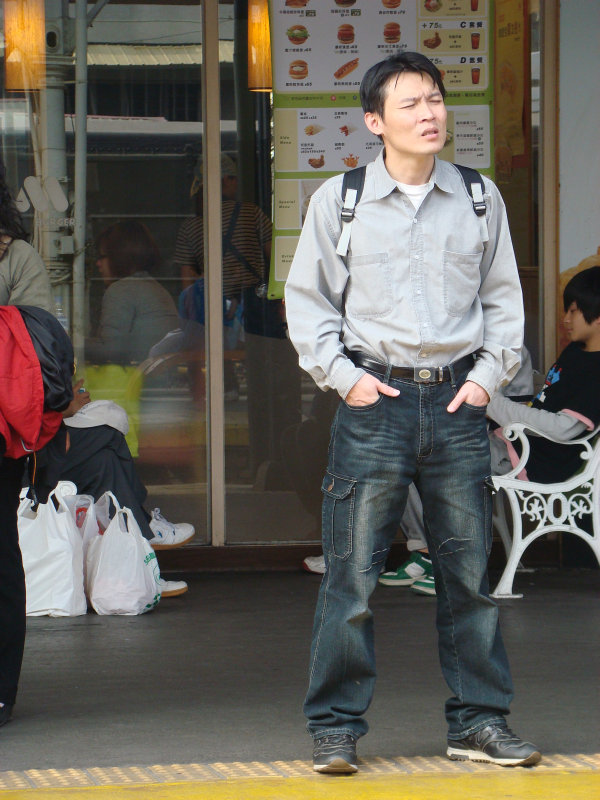 月台旅客特寫2009台中火車站台灣鐵路旅遊攝影