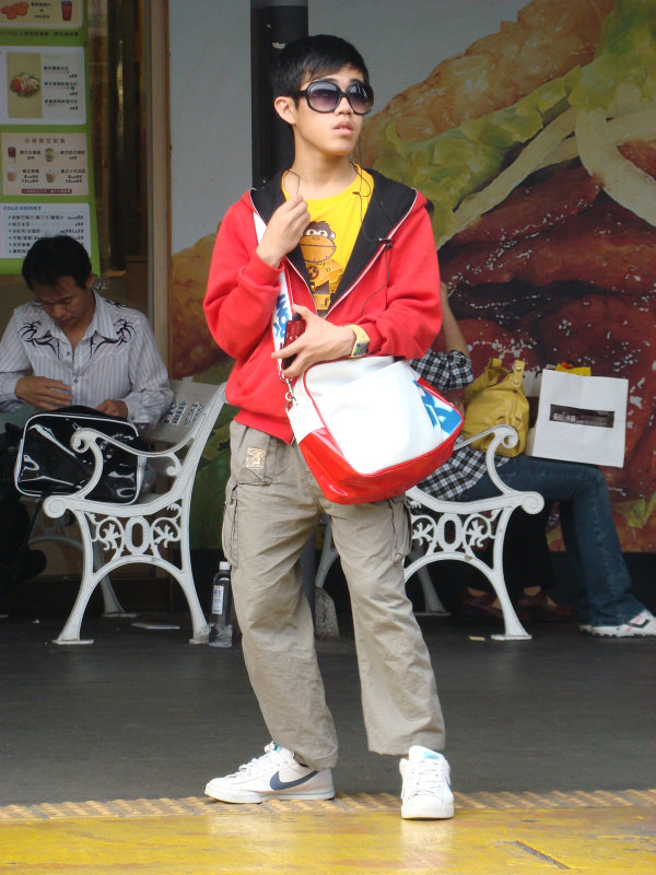 月台旅客特寫2009台中火車站台灣鐵路旅遊攝影