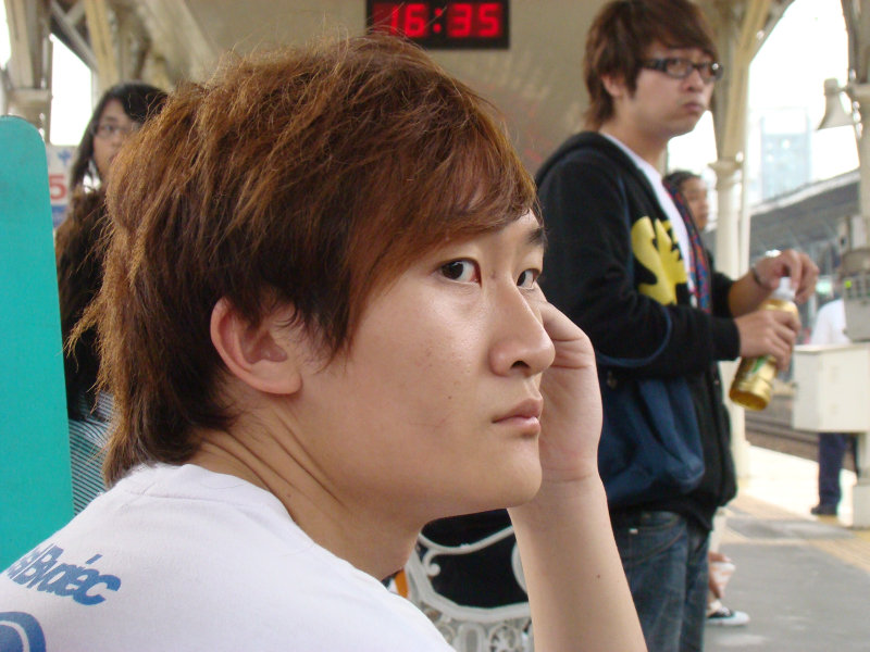 月台旅客特寫2009台中火車站台灣鐵路旅遊攝影