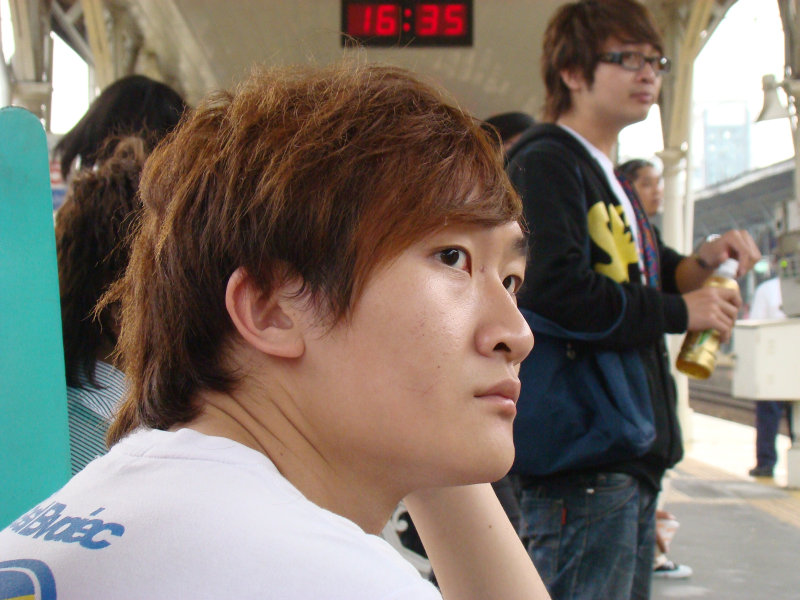 月台旅客特寫2009台中火車站台灣鐵路旅遊攝影