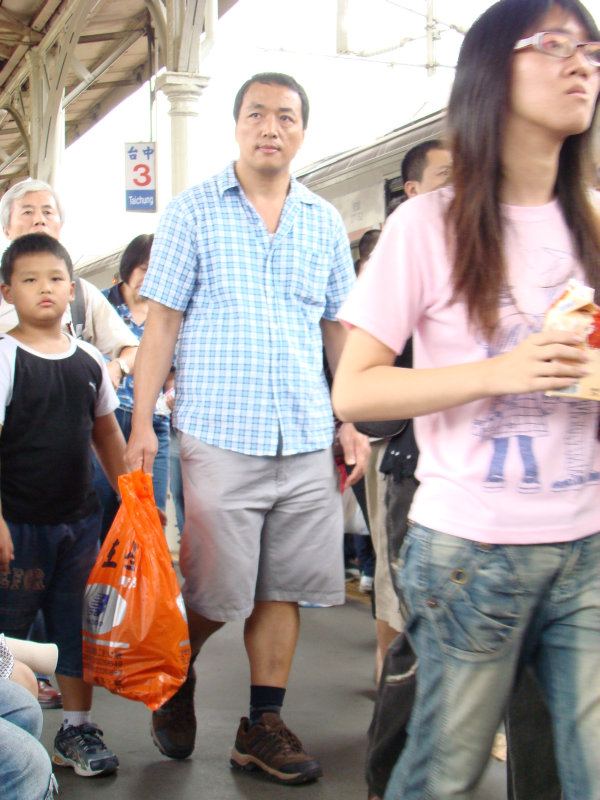 行進中的月台旅客台中火車站台灣鐵路旅遊攝影