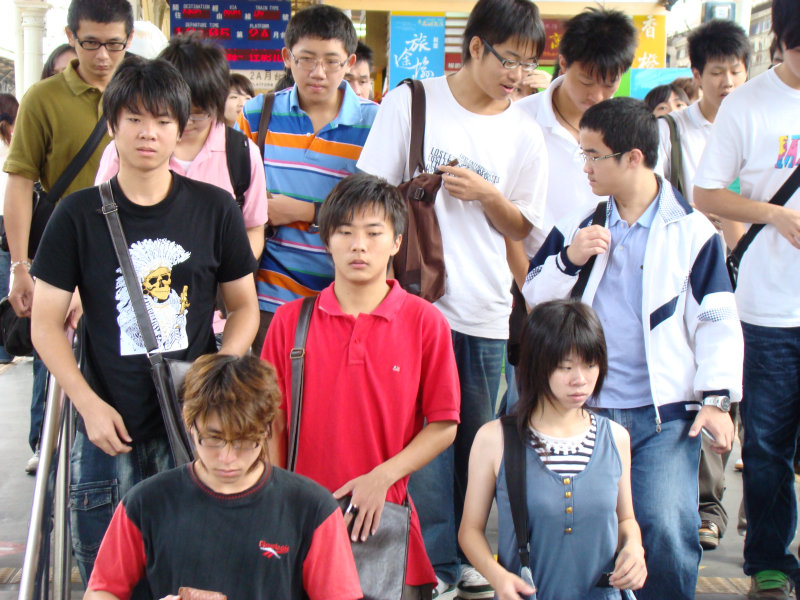 行進中的月台旅客台中火車站台灣鐵路旅遊攝影