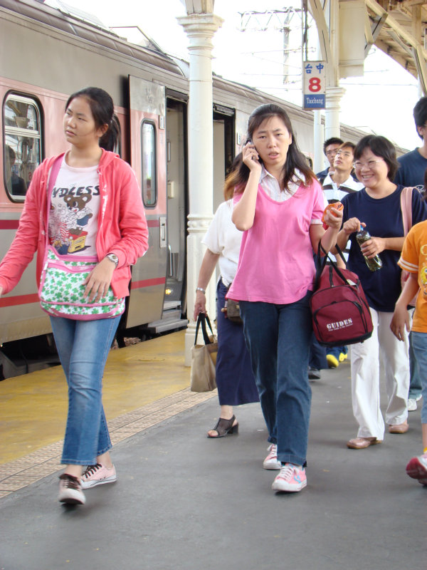 行進中的月台旅客台中火車站台灣鐵路旅遊攝影