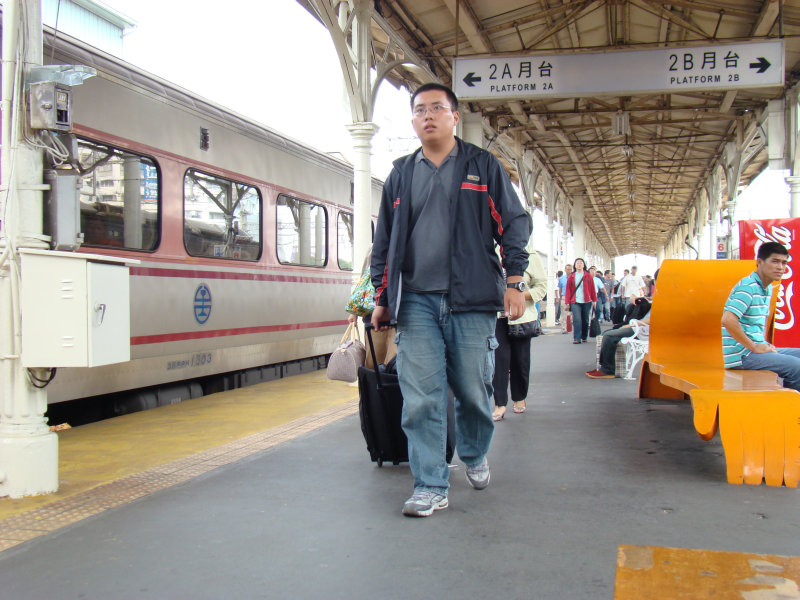 行進中的月台旅客台中火車站台灣鐵路旅遊攝影