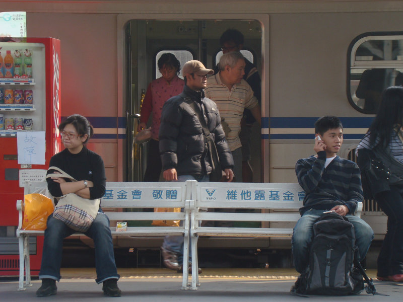 行進中的月台旅客台中火車站台灣鐵路旅遊攝影